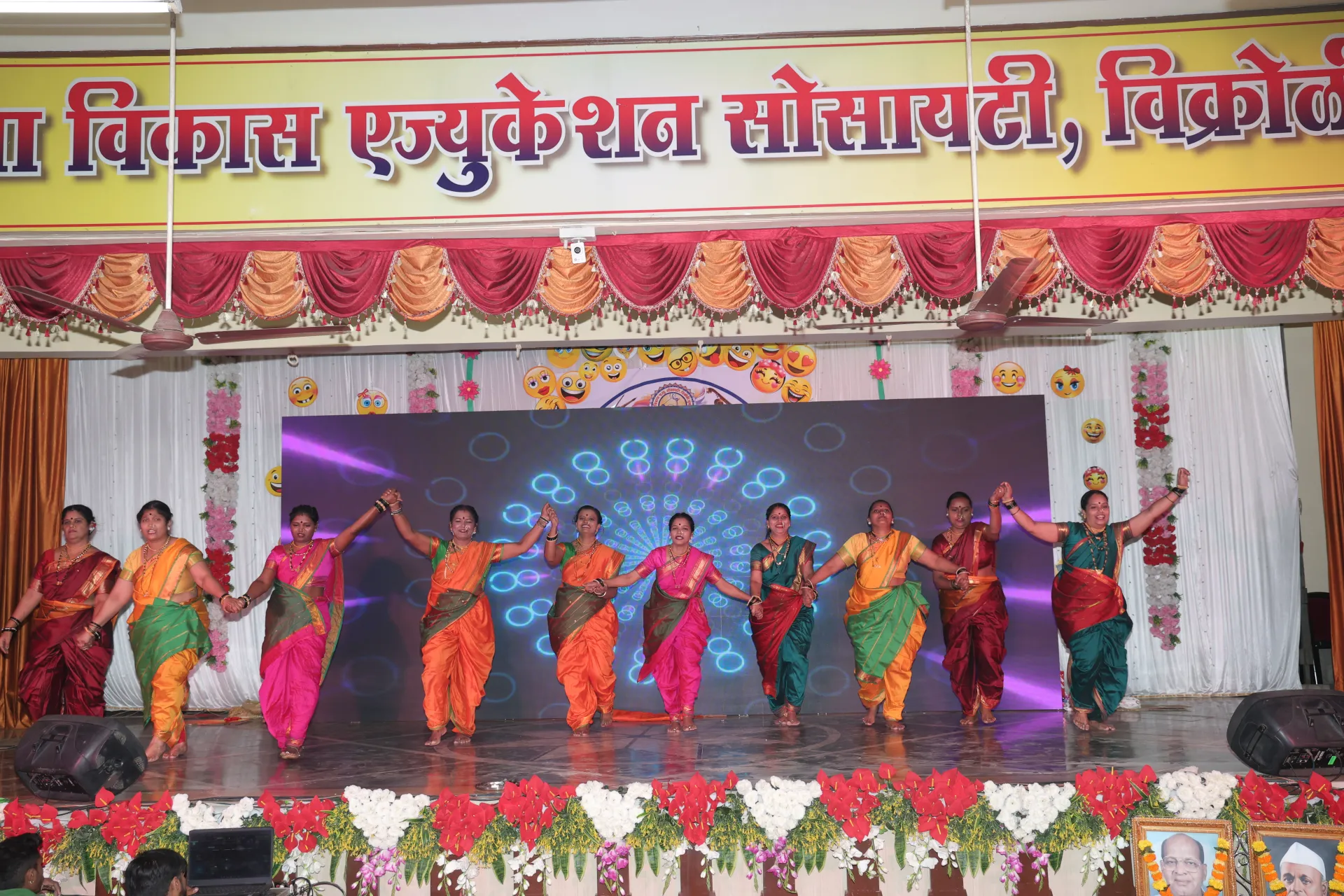 पालकांसाठी समूह नृत्यस्पर्धा 